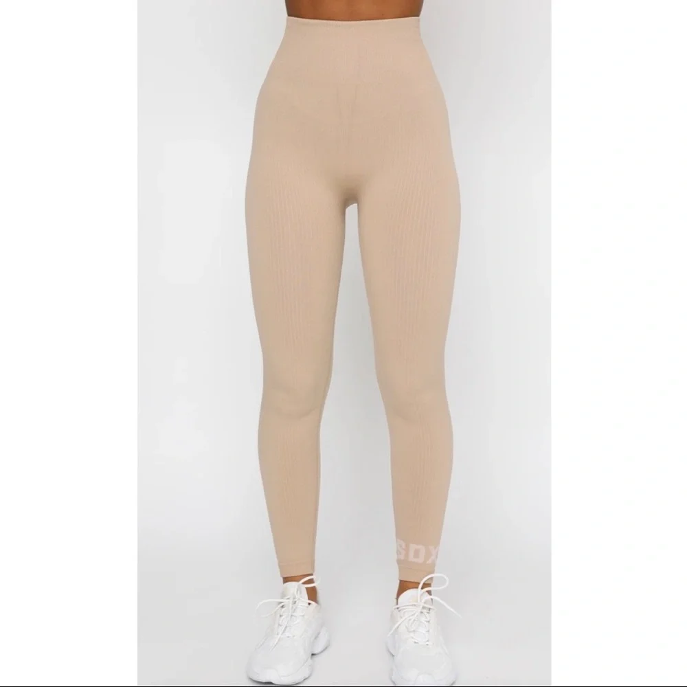 Sarah’s Day White Fox Boutique Coffee Date Seamless Leggings/Crop Top in Sand S - Picture 7 of 10